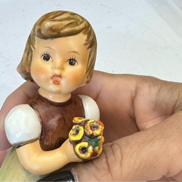 Goebel Girl Holding Flowers "For Mother" Figure #257 Collectible 1963 - Picture 2 of 13